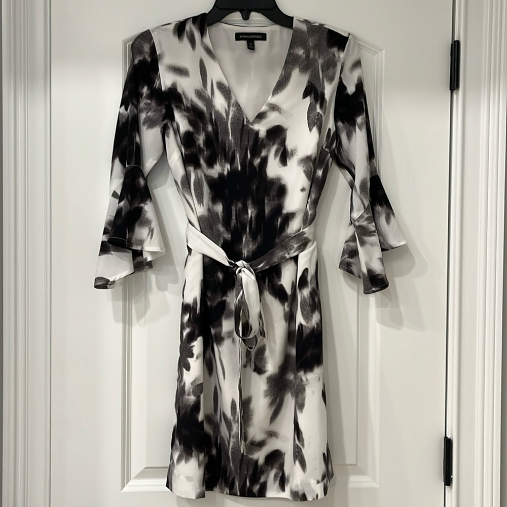 EUC Banana Republic bell sleeved petite printed dress